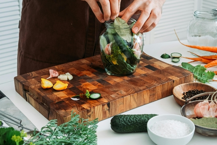 Bitki Turşuları ve Yaprak Salamura ( Pickled Herbs and Leaf Brine )